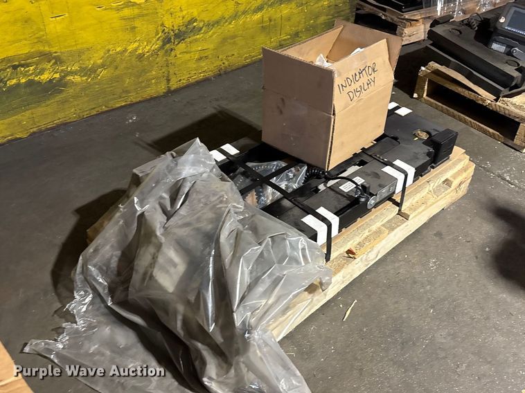 image for item FB5585 2024 Avery Weigh-Tronix FLSC-05 forklift scale