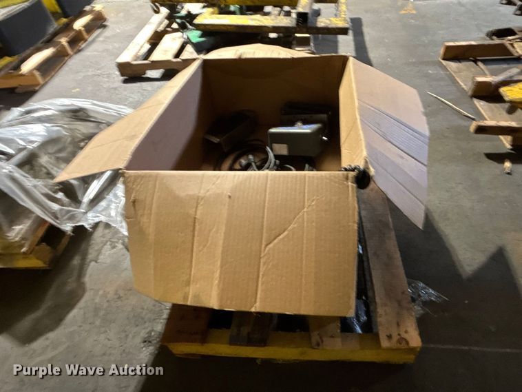 image for item FB5586 2017 Avery Weigh-Tronix FLSC-05 forklift scale