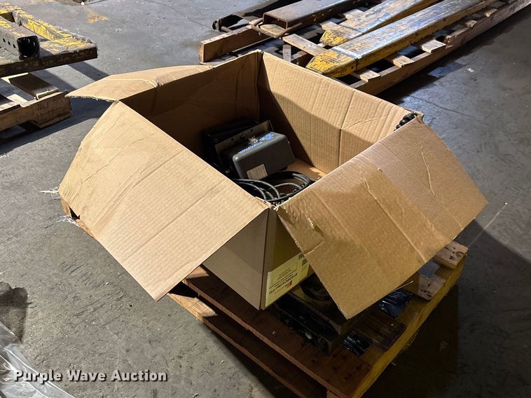 image for item FB5586 2017 Avery Weigh-Tronix FLSC-05 forklift scale