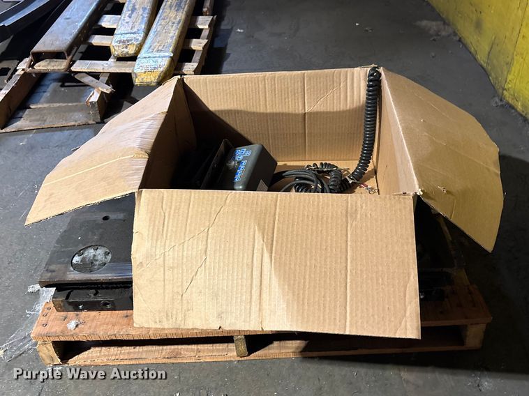 image for item FB5586 2017 Avery Weigh-Tronix FLSC-05 forklift scale