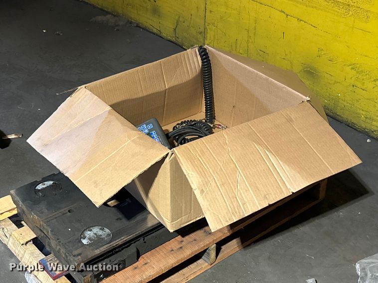 image for item FB5586 2017 Avery Weigh-Tronix FLSC-05 forklift scale