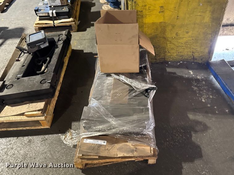 image for item FB5588 2024 Avery Weigh-Tronix FLSC-05 forklift scale