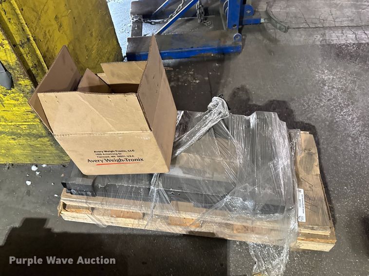 image for item FB5588 2024 Avery Weigh-Tronix FLSC-05 forklift scale