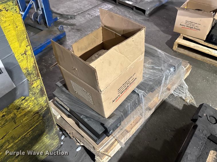 image for item FB5588 2024 Avery Weigh-Tronix FLSC-05 forklift scale