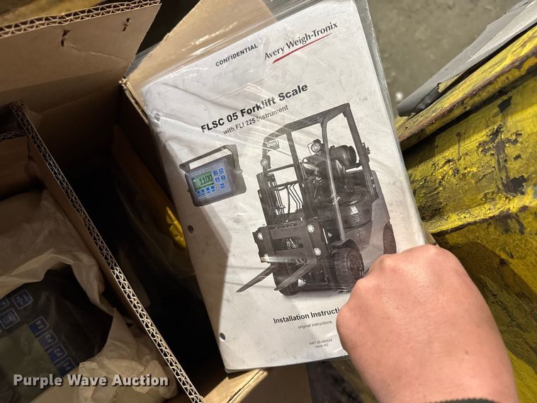 image for item FB5588 2024 Avery Weigh-Tronix FLSC-05 forklift scale