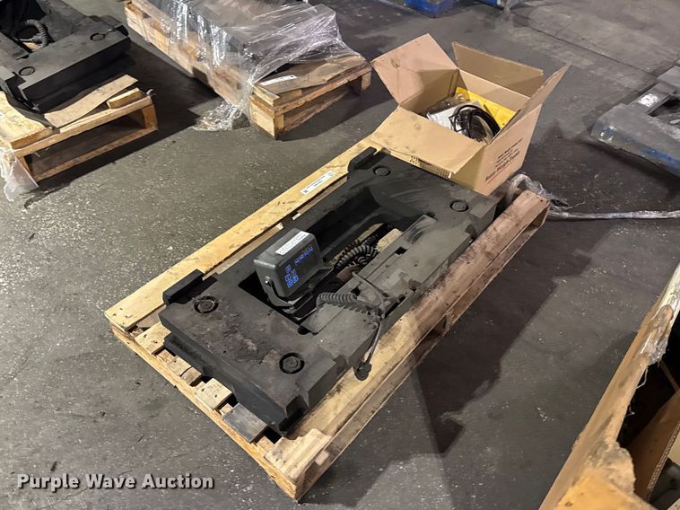 image for item FB5589 2014 Avery Weigh-Tronix FLSC-05 forklift scale