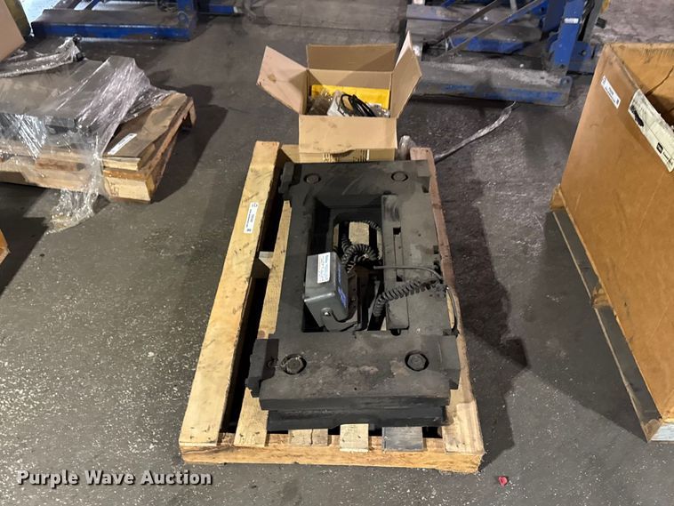 image for item FB5589 2014 Avery Weigh-Tronix FLSC-05 forklift scale