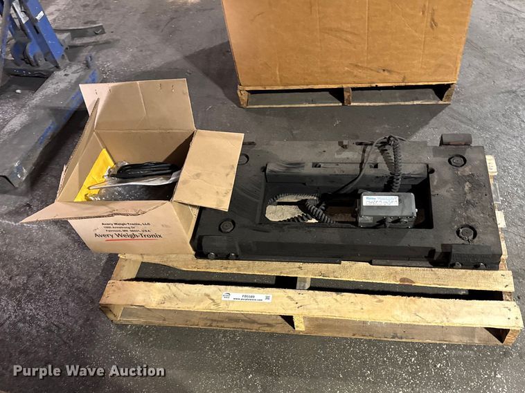 image for item FB5589 2014 Avery Weigh-Tronix FLSC-05 forklift scale