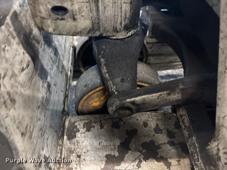 image for item FB5624 (4) Crown PTH50 pallet jacks