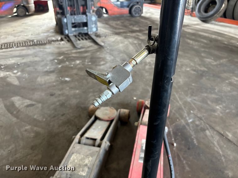 image for item FB5642 (2) air hydraulic jacks