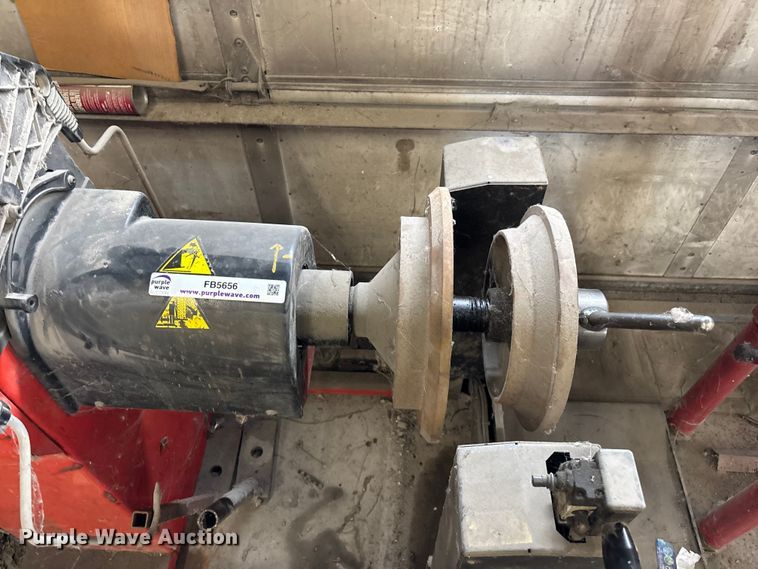 image for item FB5656 Corchi ET66M wheel balancer