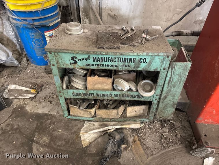 image for item FB5656 Corchi ET66M wheel balancer