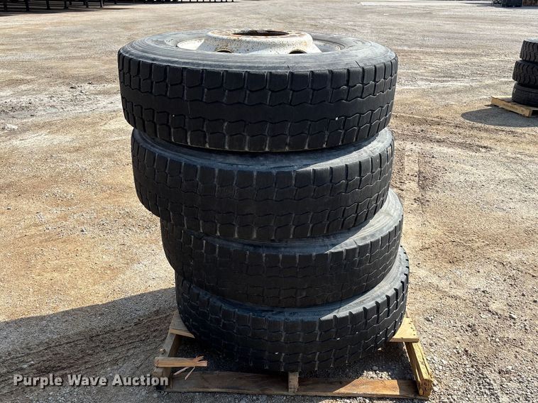 image for item FB5661 (4) Bridgestone V-Steel R18 295/75R22.5 tires and wheels