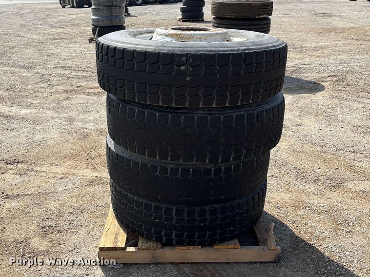 image for item FB5661 (4) Bridgestone V-Steel R18 295/75R22.5 tires and wheels