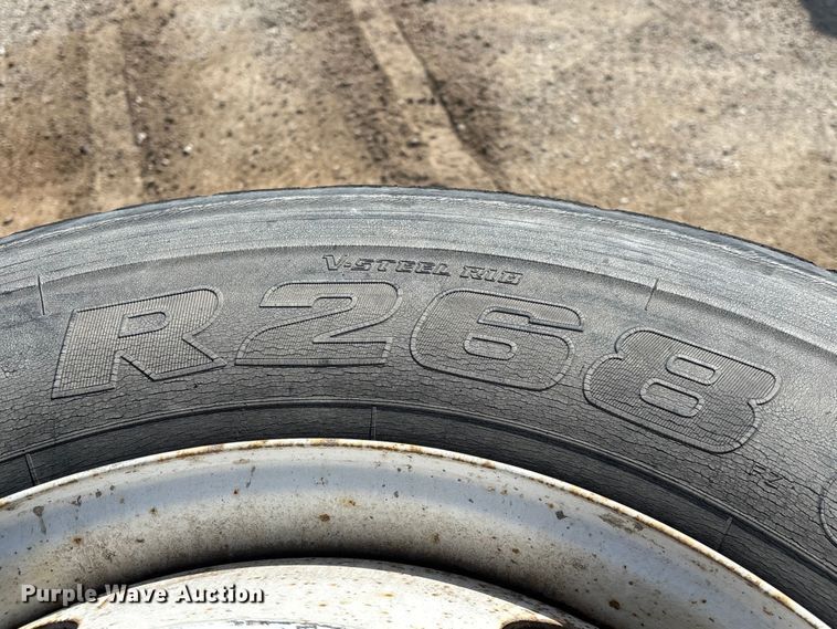 image for item FB5661 (4) Bridgestone V-Steel R18 295/75R22.5 tires and wheels