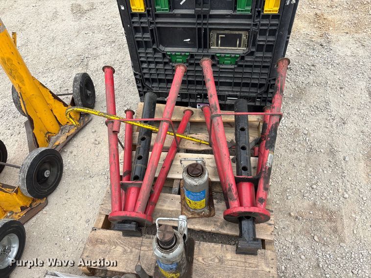 image for item FB5675 Jacks and jack stands