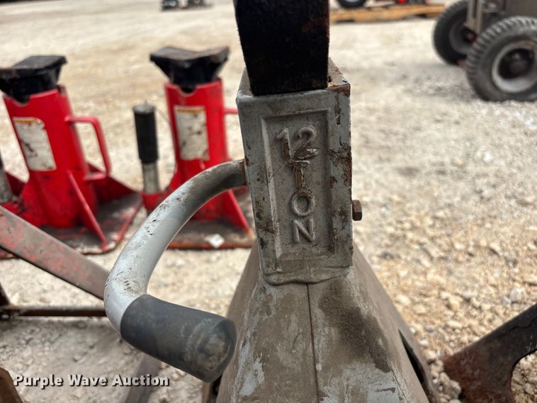 image for item FB5675 Jacks and jack stands