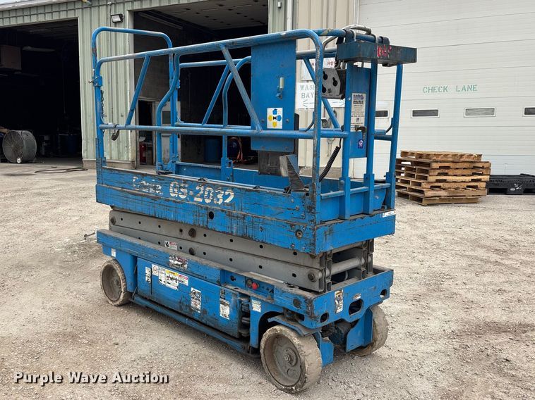 image for item FB5681 1999 Genie GS-2032 scissor lift