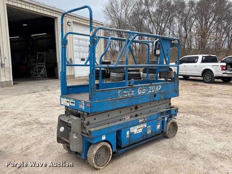 image for item FB5681 1999 Genie GS-2032 scissor lift