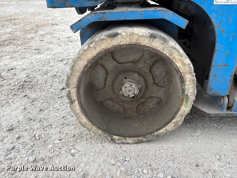 image for item FB5681 1999 Genie GS-2032 scissor lift