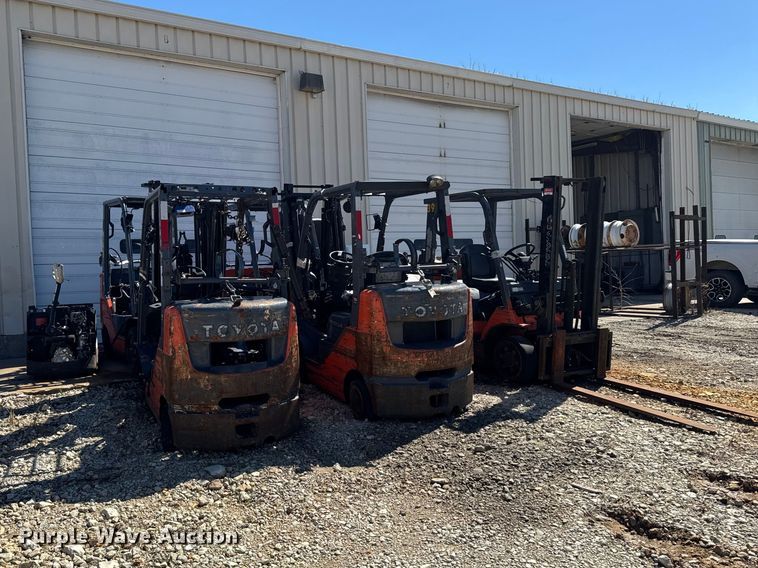 image for item FB5683 (8) Toyota forklifts