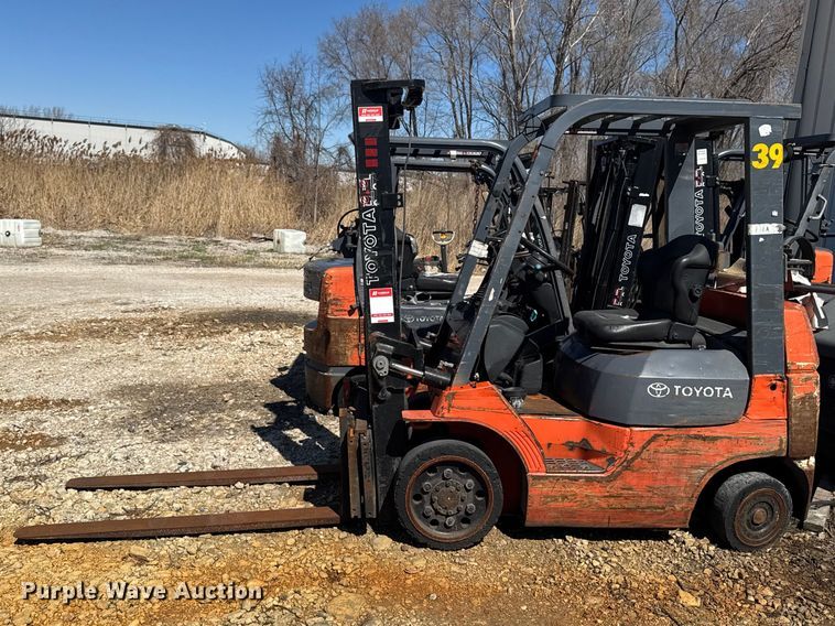 image for item FB5683 (8) Toyota forklifts