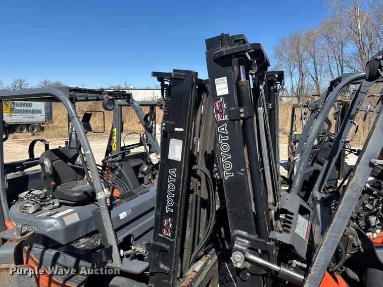 image for item FB5683 (8) Toyota forklifts