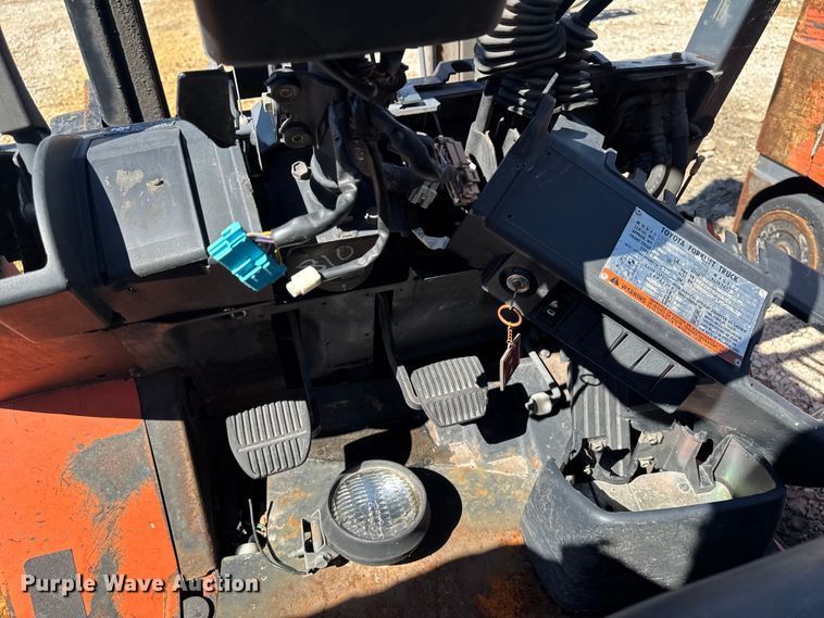 image for item FB5683 (8) Toyota forklifts
