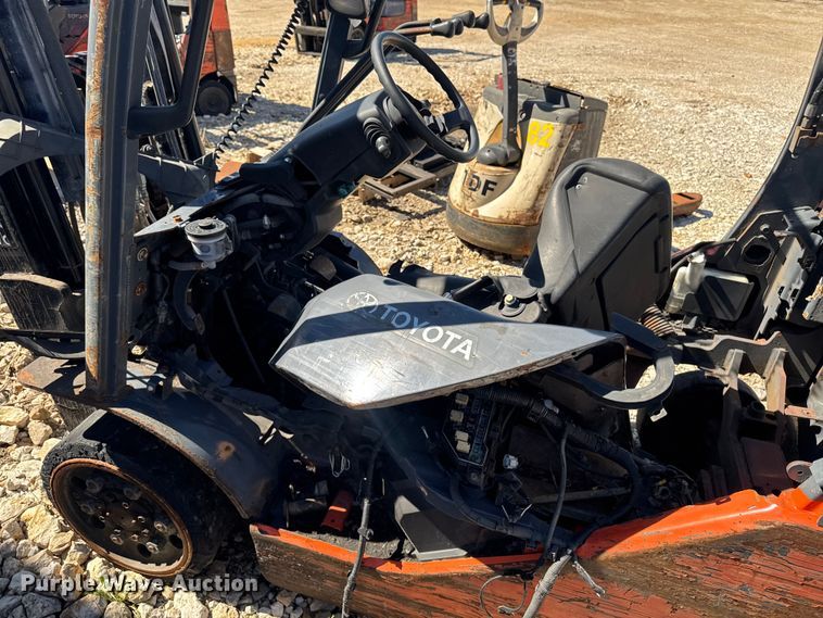 image for item FB5683 (8) Toyota forklifts