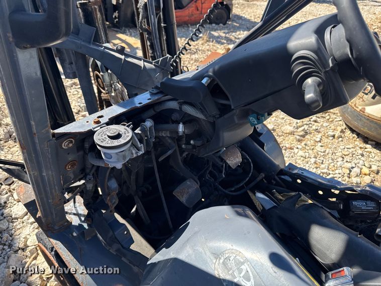 image for item FB5683 (8) Toyota forklifts