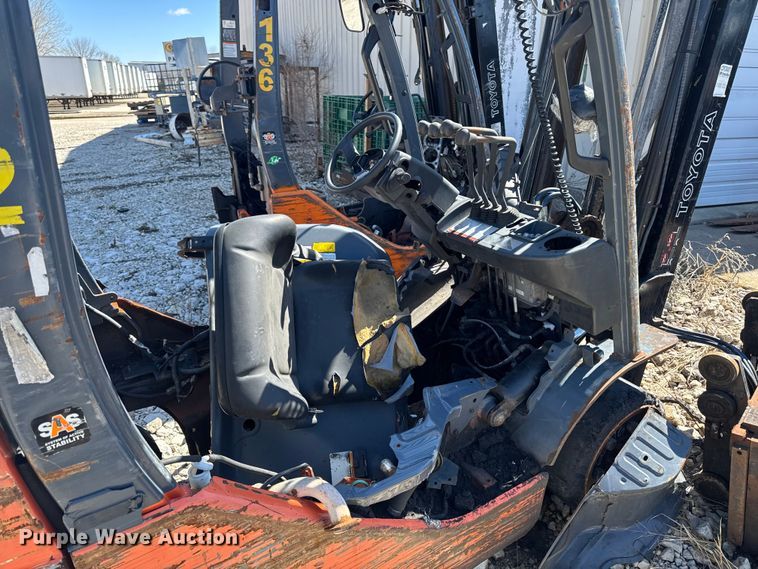 image for item FB5683 (8) Toyota forklifts