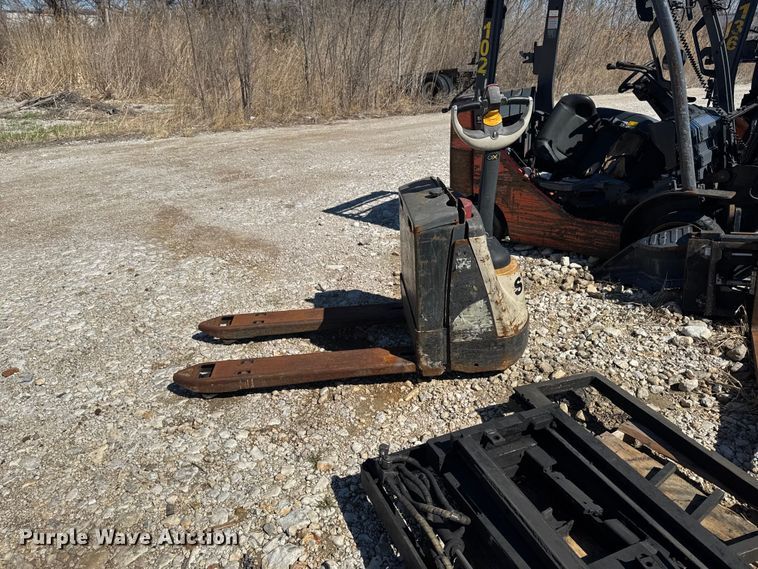image for item FB5683 (8) Toyota forklifts