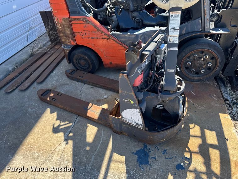 image for item FB5683 (8) Toyota forklifts
