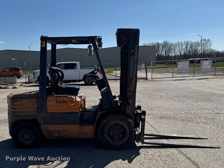 image for item FB5694 Toyota 02-5FG3 forklift