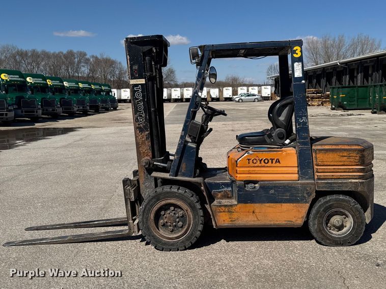 image for item FB5694 Toyota 02-5FG3 forklift