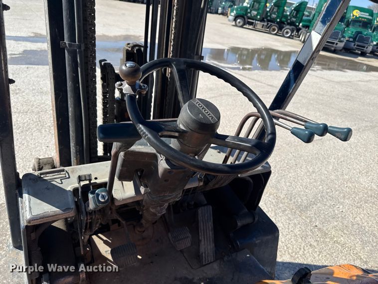 image for item FB5694 Toyota 02-5FG3 forklift
