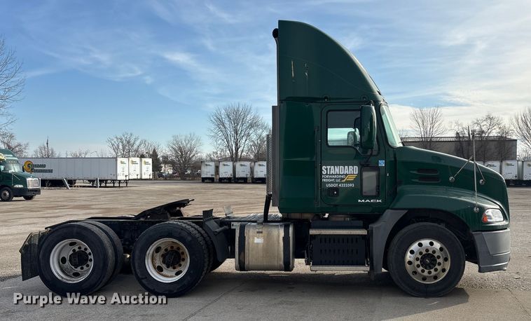 image for item FG1002 2016 Mack CXU613 semi truck