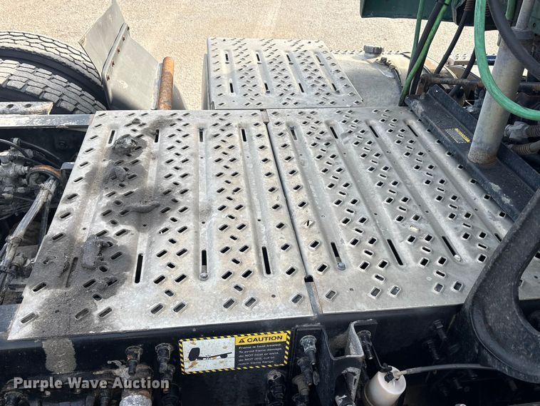 image for item FG1002 2016 Mack CXU613 semi truck