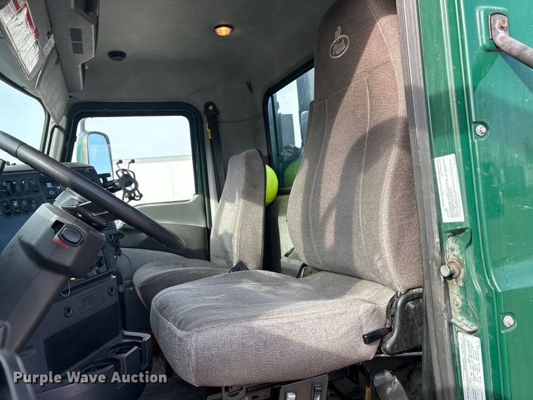 image for item FG1002 2016 Mack CXU613 semi truck