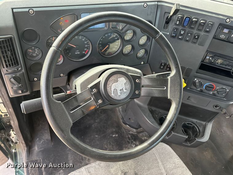 image for item FG1002 2016 Mack CXU613 semi truck