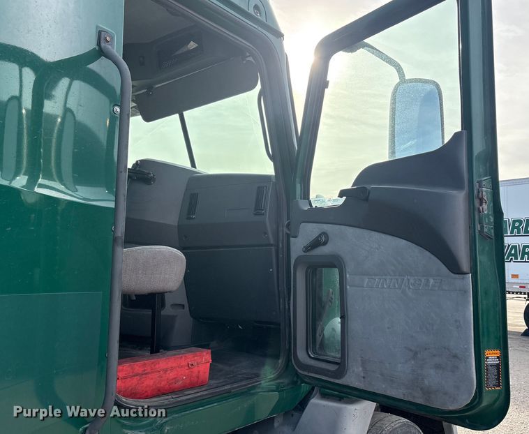 image for item FG1002 2016 Mack CXU613 semi truck