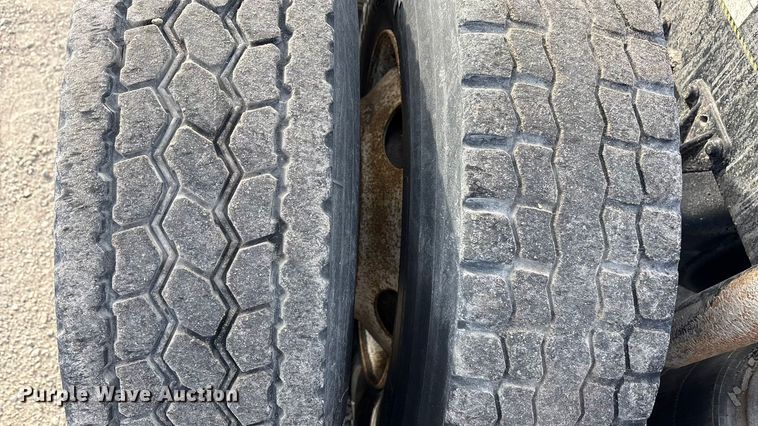 image for item FG1002 2016 Mack CXU613 semi truck