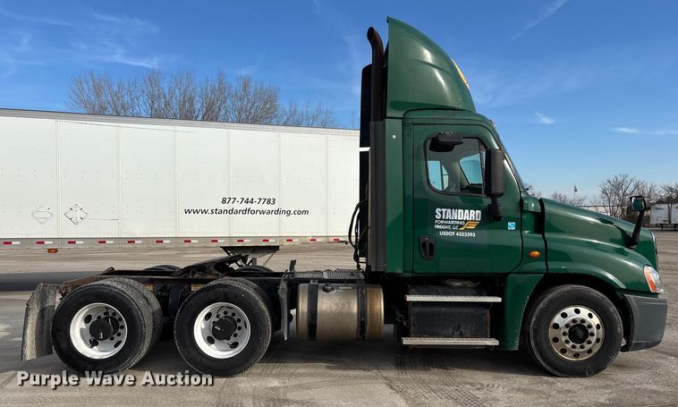 image for item FG1003 2017 Freightliner Cascadia 125 semi truck