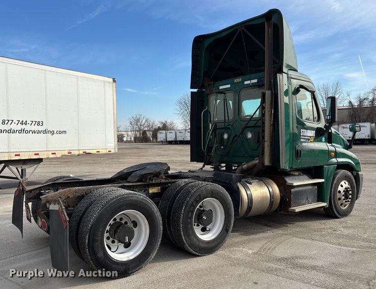 image for item FG1003 2017 Freightliner Cascadia 125 semi truck