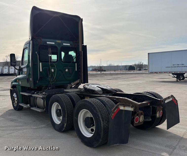 image for item FG1003 2017 Freightliner Cascadia 125 semi truck