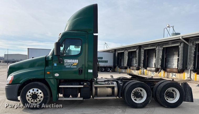 image for item FG1003 2017 Freightliner Cascadia 125 semi truck