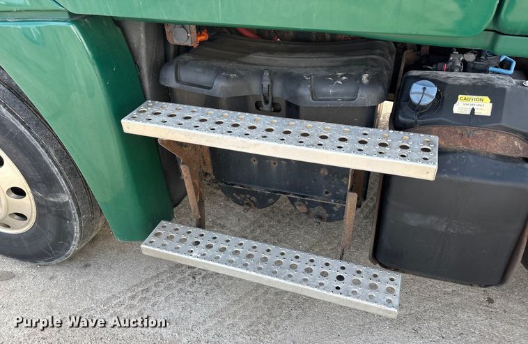 image for item FG1003 2017 Freightliner Cascadia 125 semi truck