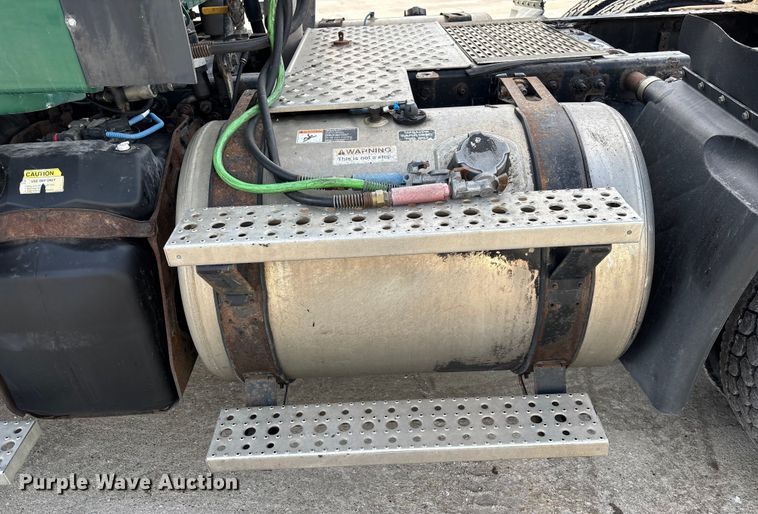 image for item FG1003 2017 Freightliner Cascadia 125 semi truck