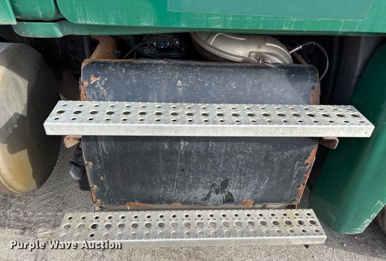 image for item FG1003 2017 Freightliner Cascadia 125 semi truck