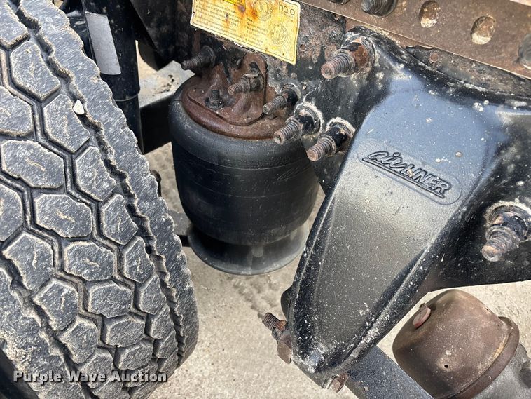 image for item FG1003 2017 Freightliner Cascadia 125 semi truck